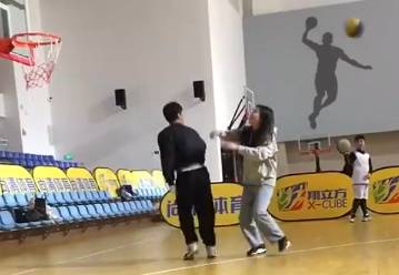 羡慕吗？小伙演示如何跟女朋友打球