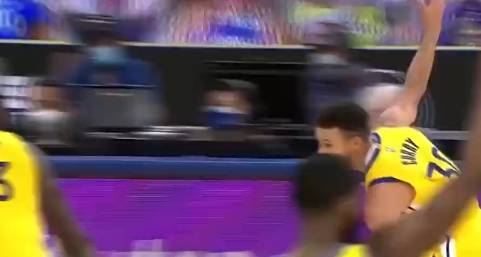 哈哈哈！库里疯狂奔跑庆祝