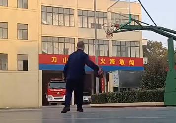 厉害了！你说这球走步了吗？