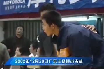 当时还是青涩少年！看看易建联CBA生涯首秀的场景