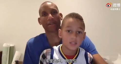 圈粉小学生！昨天雷吉-米勒携儿子祝贺库里三分里程碑