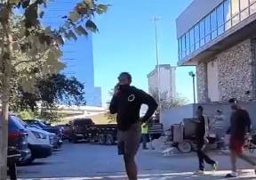和谁聊呢？球迷拍到哈登路边打电话
