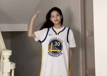 甜甜的！一位勇士库里女球迷晒自己各种换装视频
