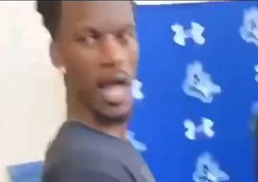 记者:为啥这么久才出来?巴特勒:在洗澡,还不能让我把屁股洗干净?