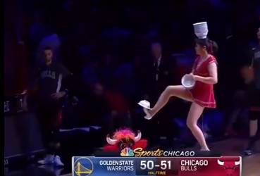 此前中国杂技顶碗表演登陆NBA 扣篮王拉文看得目不转睛