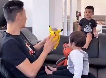 不靠谱的叔！林书豪丢布偶“击倒”大侄子