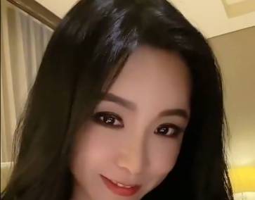 周玲安这自拍有超模的样儿没？
