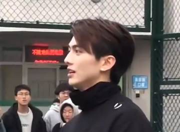 篮球场上真的能遇到帅哥吗？