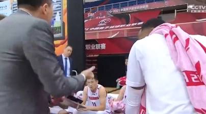 杜锋指导暂停时教育队员们：那个不太会运球 忙活他！