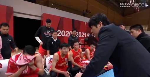 暂停时沈梓捷暴怒：退防也不退 我一人抢板