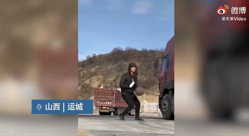 货车司机戴手套路边练习打篮球：开十几小时长途 休息时就练