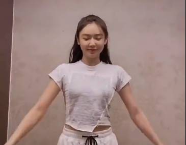 跳舞功底不错！看看美娜这段舞蹈如何？