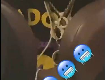 继续互相吐槽！浓眉偷拍哈雷尔的大金链子