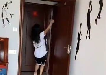 体验下男生的快乐！小姐姐在卧室各种秀暴扣