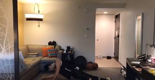 我想打球！林书豪晒酒店房间训练视频