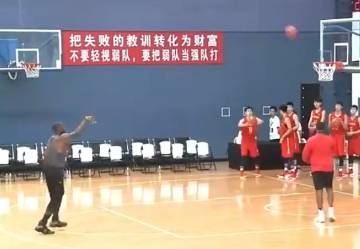 这位教练可还行？当年詹姆斯带国青球员训练