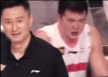 杜锋指导的表情管控能力已经收放自如了！