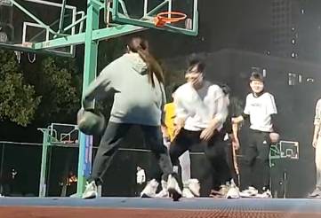这变向厉害阿！能有这水平的妹子不多吧？