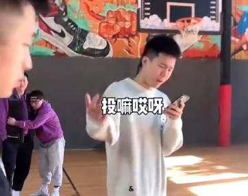 过于真实？当球场有妹纸时