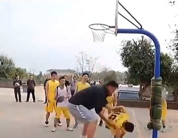 球场上姚明身高的威慑力 亲身体验才知道