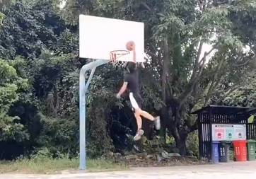 小伙子这脚上是不是安了弹簧？