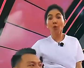 哈哈哈调皮了！阿联抱陈嘉桦体验扣篮的感觉