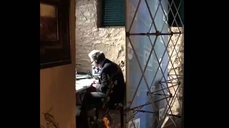 世界变了！TNT解说员哈兰在自家地下室远程解说比赛