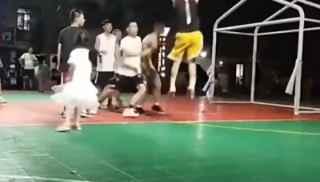 这是有仇吧！在野球场竟如此恶劣的踹人