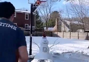 这一扣给几分？飞跃雪人的扣篮
