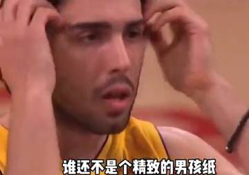 科比当年模仿武贾西奇撩头发