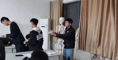 是个狠人！教科书般的投篮教学