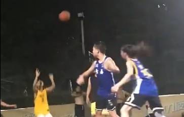篮球小姐姐晒打球视频：我丢中就好 你管我什么姿势