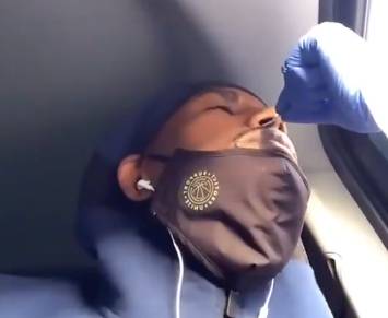 一直挖一直爽！伊巴卡拿着棉签挖鼻孔