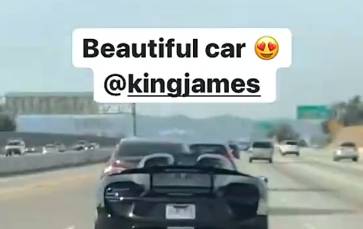 球迷高速偶遇开超跑的詹姆斯 车牌KING918