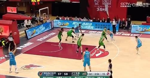 赵继伟反击背传助攻张镇麟双手飞扣
