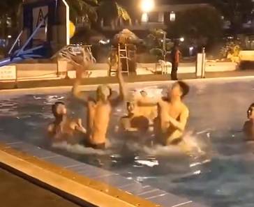 男人的快乐就是如此简单 你们在水中打过篮球吗