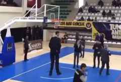感受下什么叫“站着就能扣篮”！