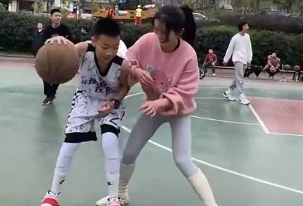 让我来！小朋友你怎么这样背打小姐姐呢
