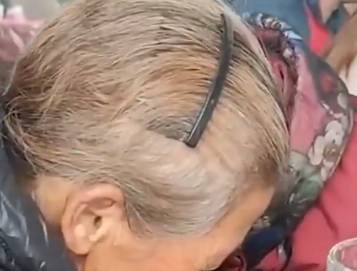 哈哈哈！当我打球时 这两位大妈也很忙