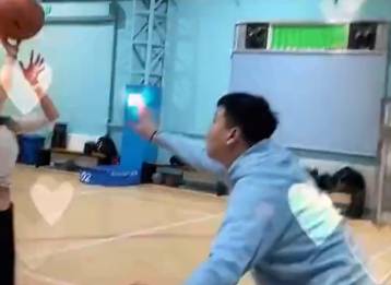 论男生到底应该怎么跟女生打球？