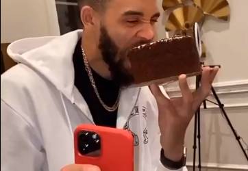 生日快乐my boy！麦基自拍晒吃生日蛋糕