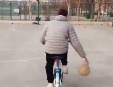 强啊！这妹纸跟你单挑 你打得过吗？