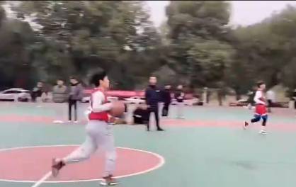 不以投篮结果而论 这小伙打球还挺...飘逸？