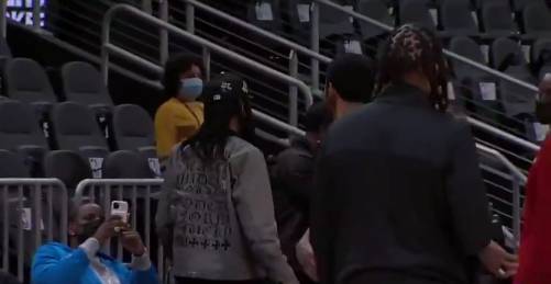 杜兰特&欧文赛后送球衣给说唱歌手2 Chainz
