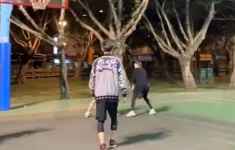 啥时发新专辑呀？周杰伦带着老婆在野球场打球