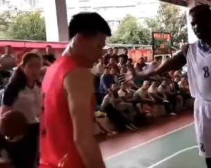 伤害不大，侮辱性极高！碰上这样的对手这球该怎么发？