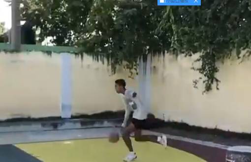 励志！独臂少年独自完成胯下扣篮