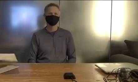 又赢球啦！科尔在勇士赛后喝酒庆祝