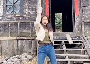 跳的有点逗比！美娜的拖拉机舞挑战