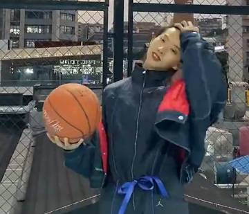 会打篮球的小姐姐就是帅气！